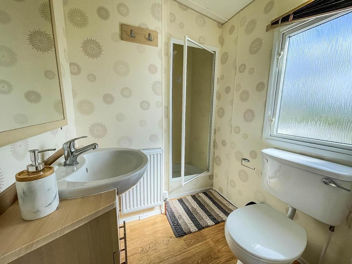 ホテル Caravan With Decking At Martello Beach Nearby Clacton-On-Sea Ref 29017Kv エクステリア 写真